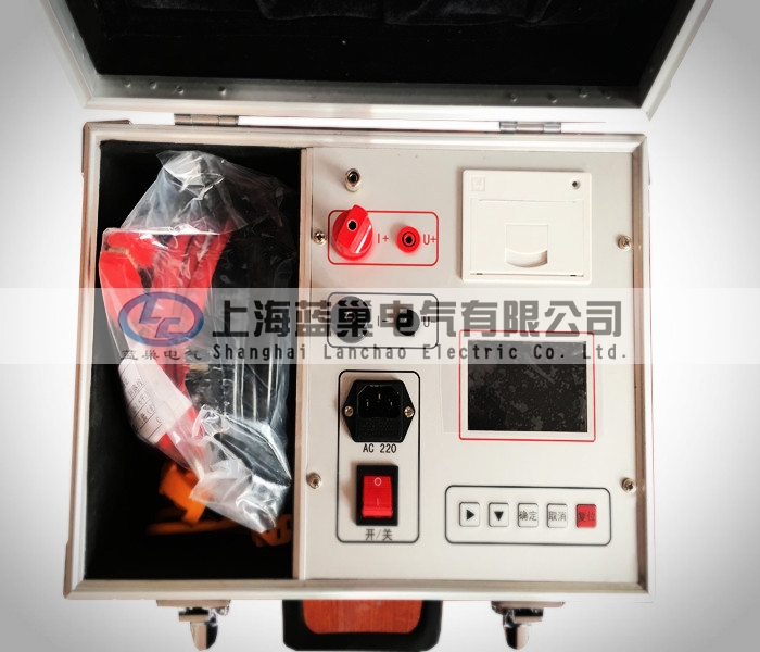 LCHL-100A回路電阻測試儀采用32位ARM內(nèi)核作為處理的核心，對整機(jī)進(jìn)行控制，自動完成自校、穩(wěn)流判斷、數(shù)據(jù)處理、阻值顯示等功能，可測量各種高壓開關(guān)及電器的接觸電阻、回路電阻和變電站母線電阻，電力線接點電阻，焊縫接觸電阻。該儀器體積小、重量輕，極大的方便了工作人員的使用。